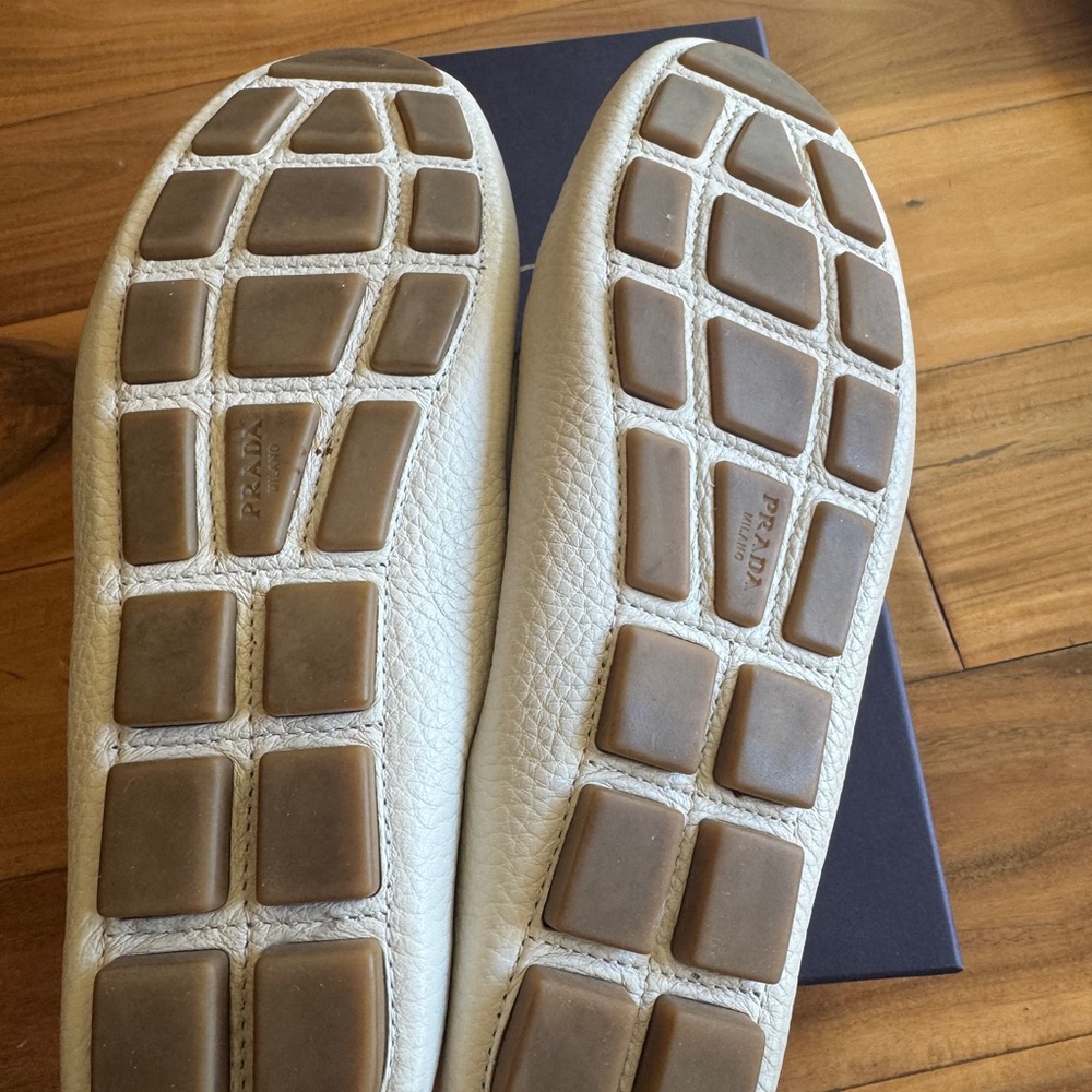 Prada CALZATURA DONNA Cream Pebbled Leather Slip-On Loafers with Gold Logo - Picture 7 of 7